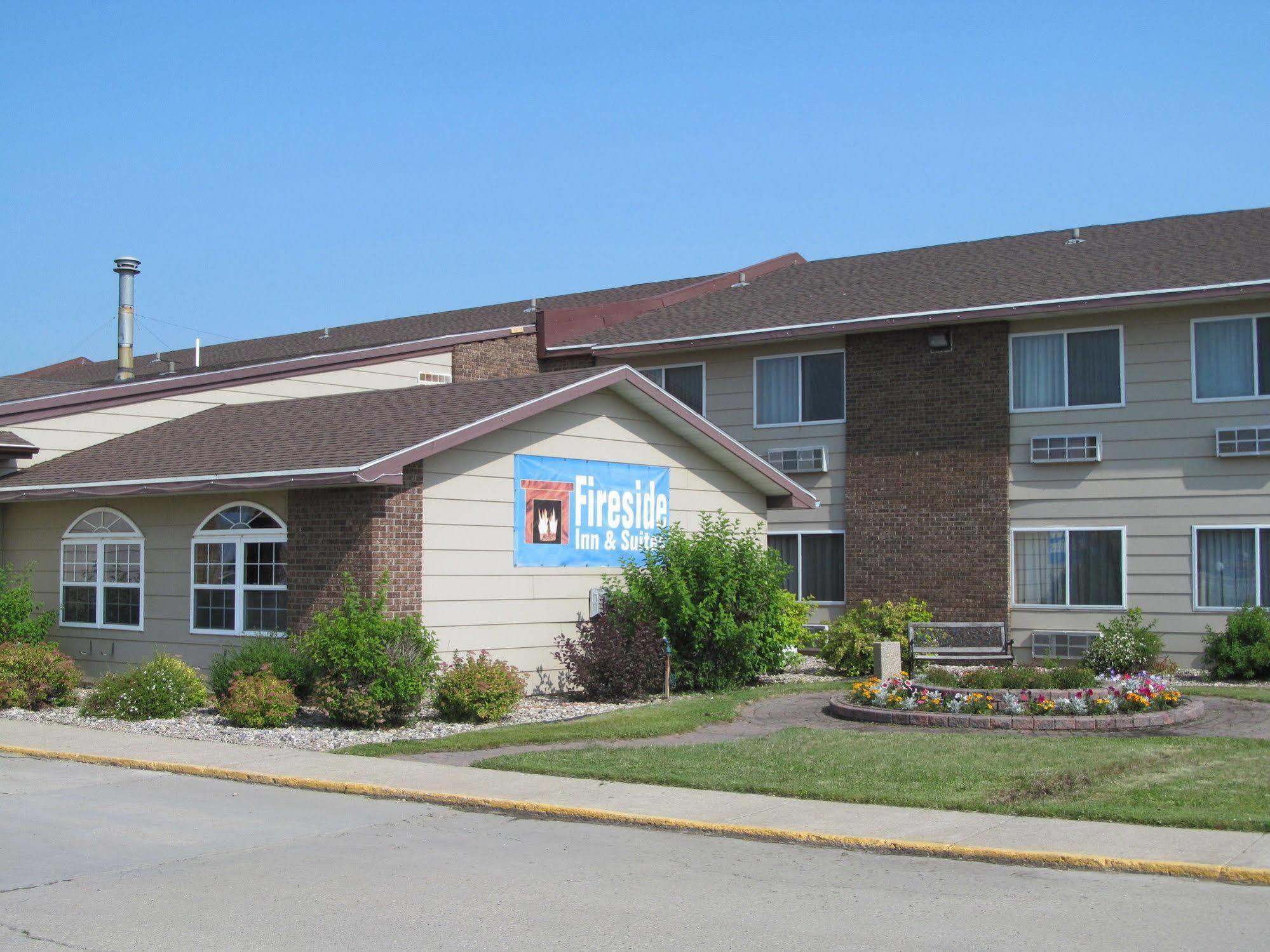 Fireside Inn And Suites Devils Lake Eksteriør billede
