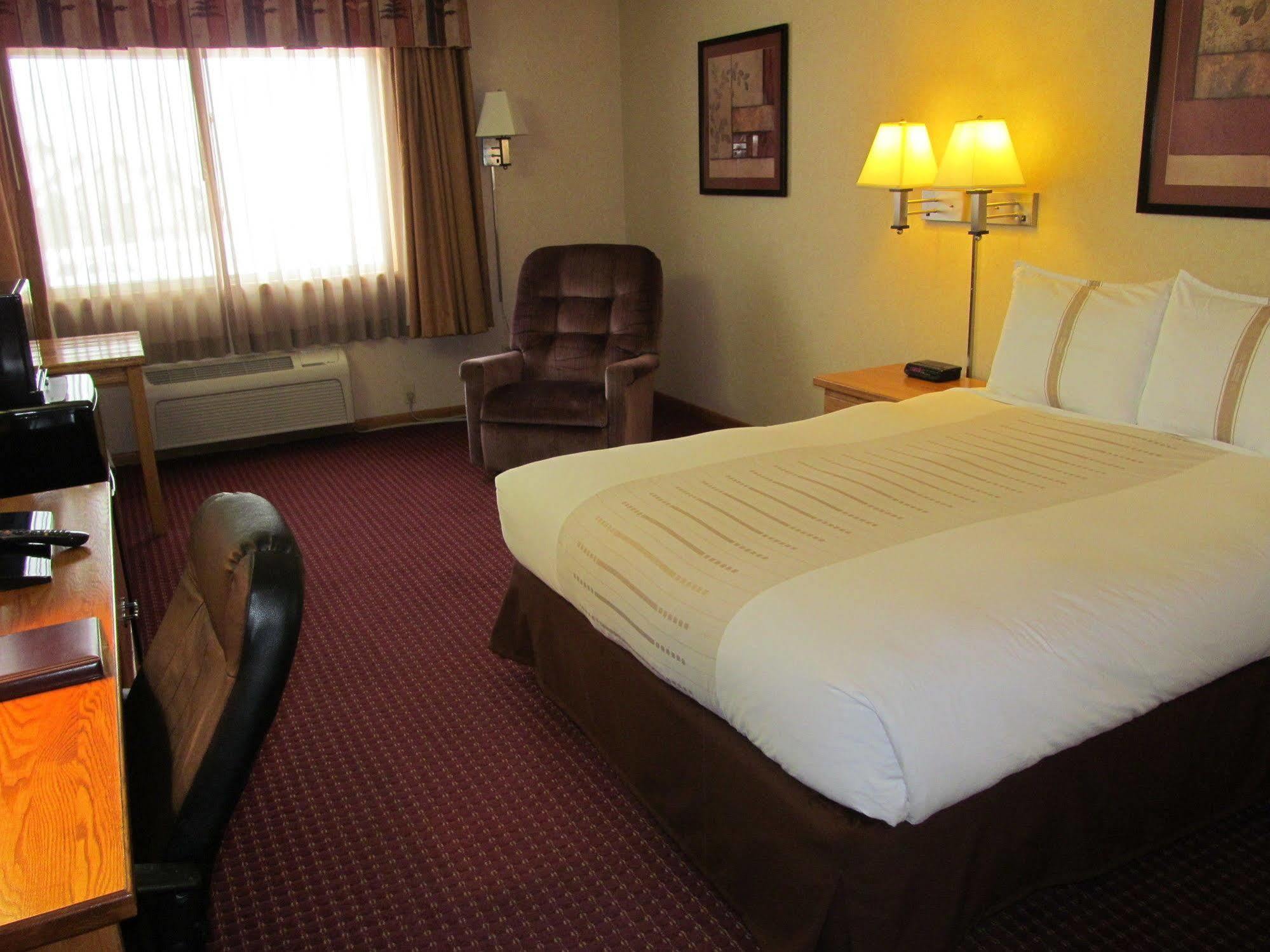 Fireside Inn And Suites Devils Lake Eksteriør billede