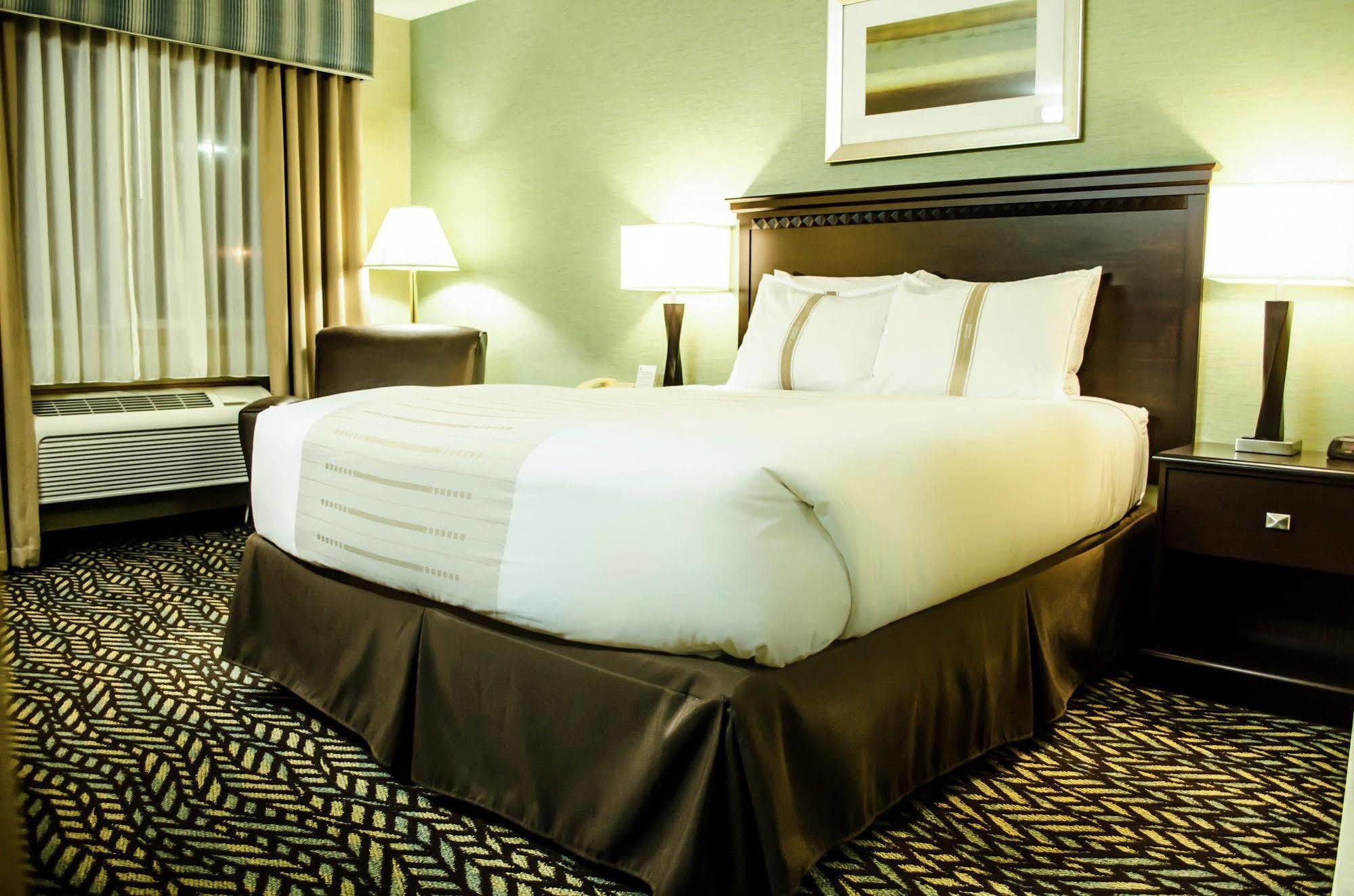 Fireside Inn And Suites Devils Lake Eksteriør billede