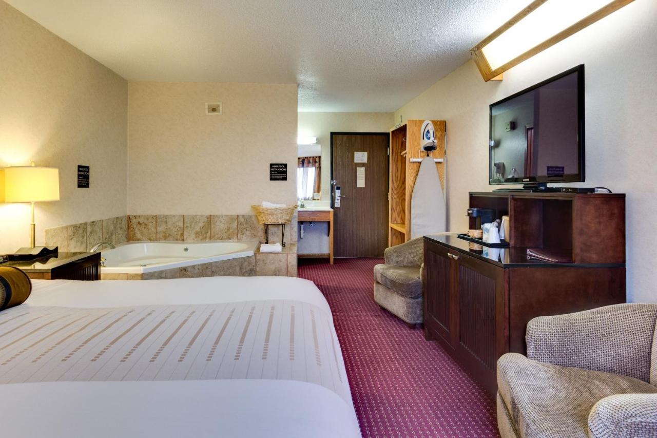 Fireside Inn And Suites Devils Lake Eksteriør billede