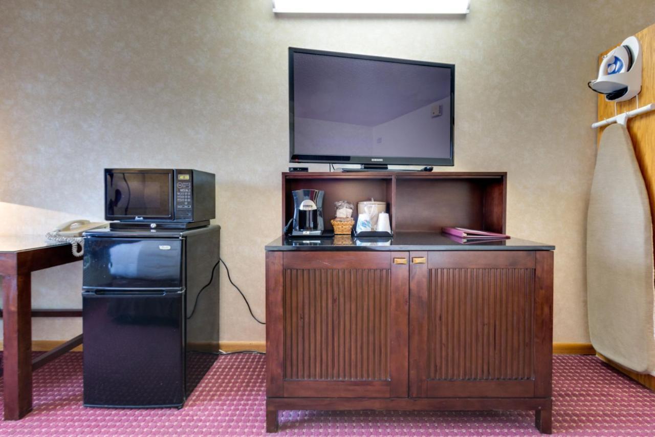 Fireside Inn And Suites Devils Lake Eksteriør billede